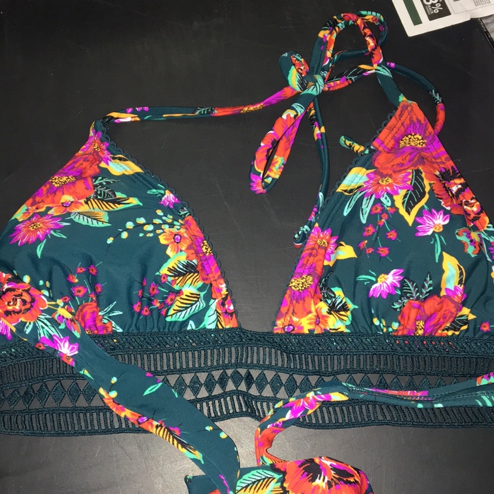 Tropical bikini top with floral design